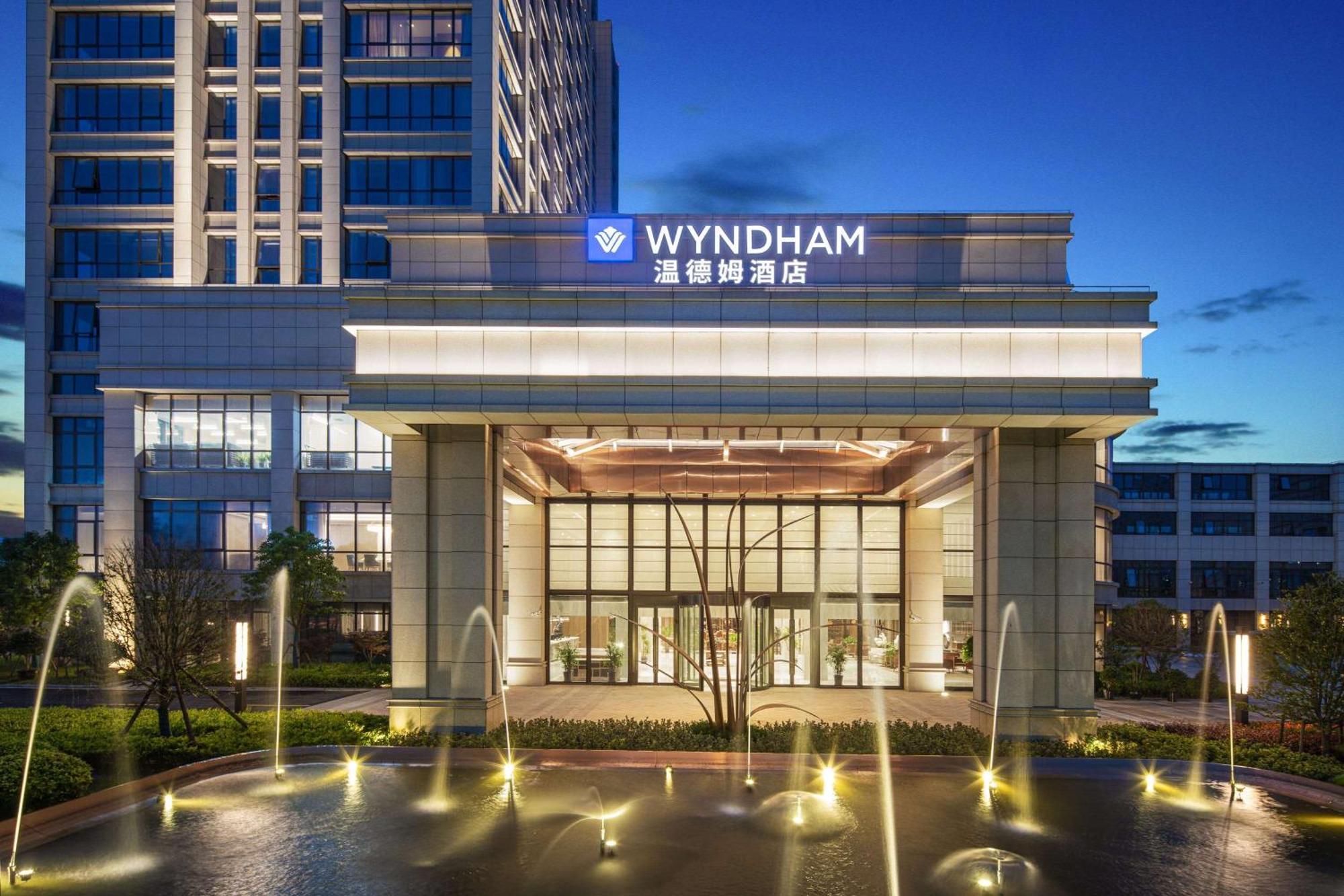 Wyndham Pudong Hotel 2*