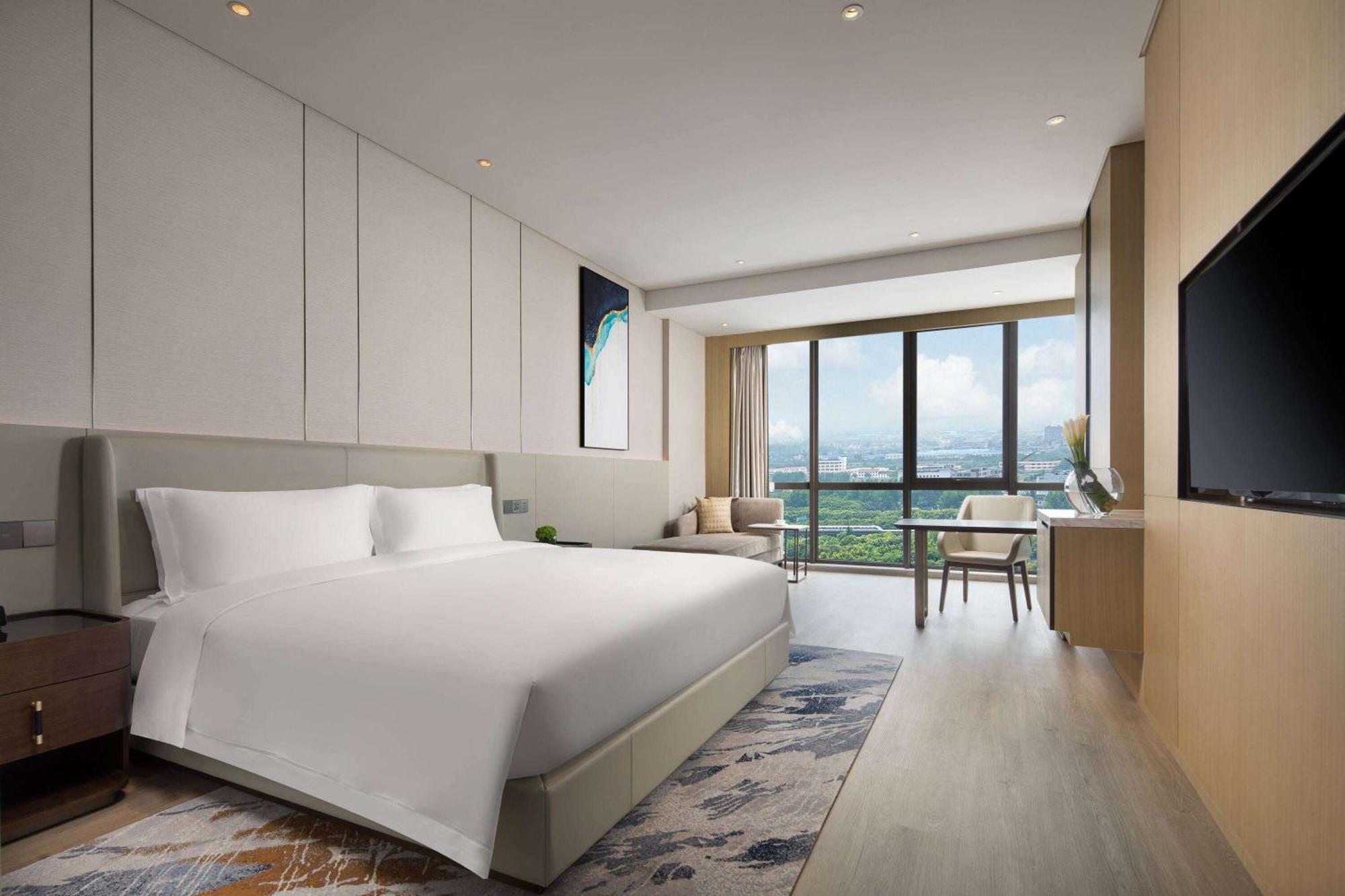 Wyndham Pudong Hotel 2*